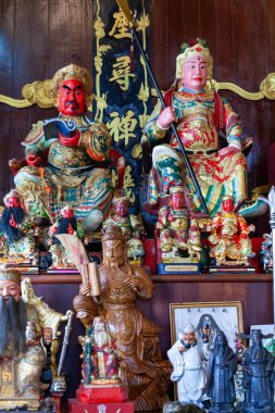 Phuket tapınağında renkli heykeller sergileniyor.