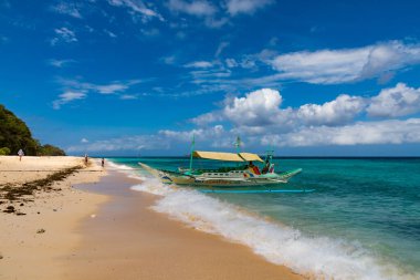 Boracay, Filipinler - 08 Nisan 2018: Puka Sahili 'nde tur teknesi       