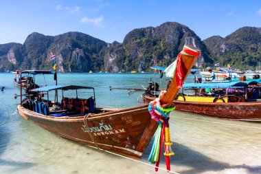 Phi Phi Adalarında geleneksel uzun kuyruklu tekneler