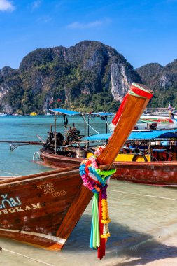 Phi Phi adalarında geleneksel uzun kuyruklu tekne