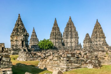 Endonezya 'daki Prambanan Tapınak Kalıntıları ve Mavi Gökyüzüne Karşı Kuleler