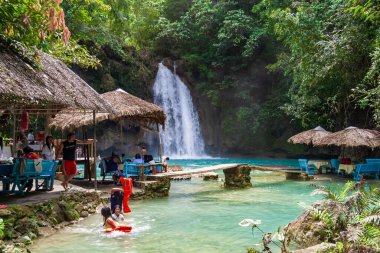 Filipinler 'deki Kawasan Şelalesi, Cebu, ziyaretçilerin ilgi odağı.