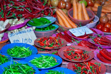 Kuala Lumpur 'daki pazarda renkli sebze ve baharatlar