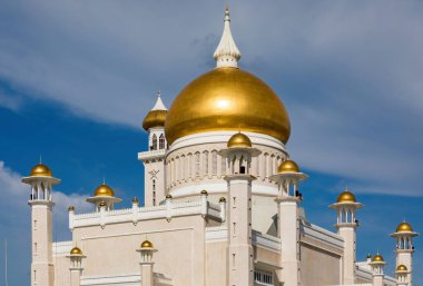 Brunei Darussalam, Bandar Seri Begawan - 17 Mart 2018: Brunei 'nin en önemli camilerinden biri olan mavi gökyüzüne karşı Sultan Omar Ali Seydien Camii.