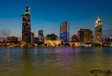 Bitexco Kulesi ile Ho Chi Minh City Skyline Alacakaranlık Saigon Nehri 'ne yansıyan