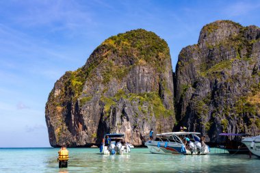 Phi Phi Adası Krabi Tayland 30 Ocak 2016 Koh Phi Phi Lee 'de Ao Maya' nın güzel manzarası. Burası 