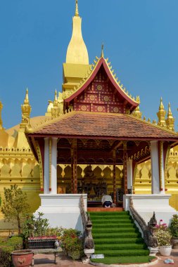 Vientiane, Laos - 17 Şubat 2018: Pha Luang, altın kaplı bir stupa, genellikle Laos 'taki en önemli ulusal anıt olarak kabul edilir.