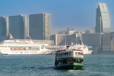 Hong Kong limanından feribot kalkıyor.