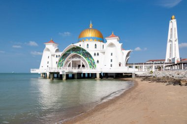 Altın Kubbe Malacca Boğazı 'nda yüzüyor.