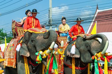 Tayland 'da Ayutthaya festivalinde geleneksel kostümlü Taylandlılar fil biniyor.