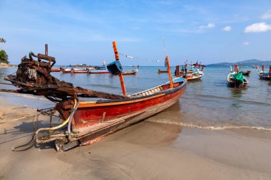 Phuket sahil suyunda geleneksel uzun kuyruklu tekneler