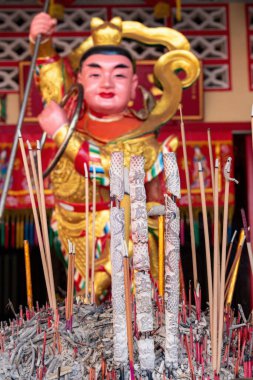 Phuket tapınağında renkli bir heykel var.