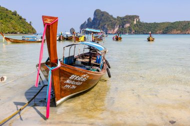 Phi Phi 'de açık denizde geleneksel tekne.