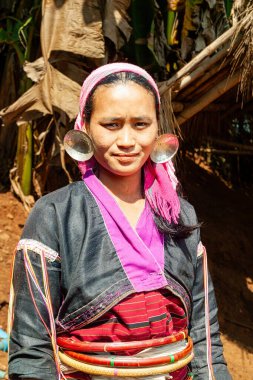 Hill Kabileleri, Chiang Rai, Tayland - 23 Ocak 2007: Palong Hill kabilesinin geleneksel kıyafetleri içindeki kadın.