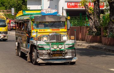 Cebu şehrinin sokaklarından geçen renkli bir cip.