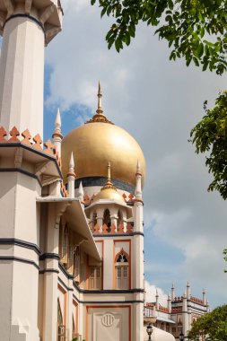 Singapur 'daki altın cami kubbesi mavi gökyüzünün altında.