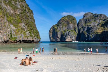 Phi Phi Adası, Krabi, Tayland - 30 Ocak 2016: Koh Phi Lee 'de Ao Maya' da plajın ve suyun tadını çıkaran turistler.        