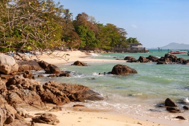 Phuket Tayland 'da berrak suyu olan Rocky plajı.
