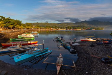 Filipinler 'in güneyinde sakin sularda dinlenen renkli tekneler