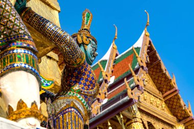 Wat Phra Kaew 'da (Zümrüt Buda Tapınağı), Tayland' ın Bangkok kentindeki Büyük Saray kompleksi içinde bulunan bir pagoda tabanı taşıyan devler.. 