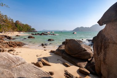 Phuket 'te berrak suyu olan Rocky plaj manzarası