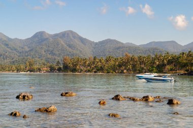 Uzak dağların bulunduğu sakin tropik körfez, bereketli palmiye ağaçları, yüzen kayıklar, Koh Chang, Tayland