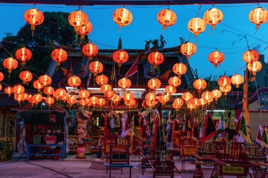 Alacakaranlıkta Phuket 'te asılı renkli fenerler