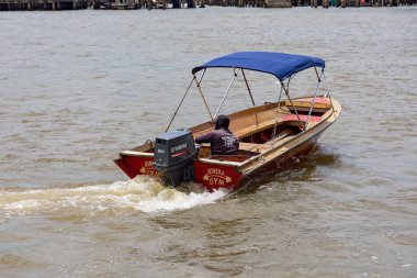 Brunei nehrinde su taksileri, Kampong Ayer 'in içinde ve çevresinde, su köyünde.. 