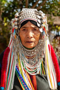 Tepe kabileleri Chiang Rai Tayland 23 Ocak 2007 - Akha Tepesi kabilesinin hanımı       