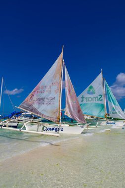 Boracay, Filipinler - Nisan 06, 2018: White Beach 'te yelkenli tekneler         
