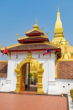 Vientiane, Laos - 17 Şubat 2018: Pha Luang, altın kaplı bir stupa, genellikle Laos 'taki en önemli ulusal anıt olarak kabul edilir.