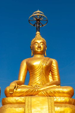 Altın Buda heykeli Phuket 'te mavi gökyüzüne karşı