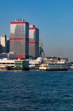Hong Kong 'daki binaların yakınındaki feribot.