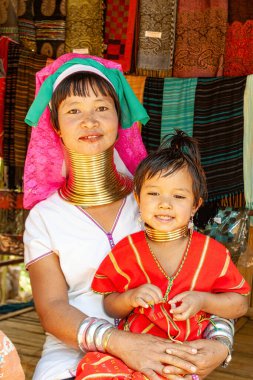 Hill Kabileleri, Mae Hong Oğlu, Tayland - 21 Ocak 2007: Karen kabilesinden çocuklu kadın