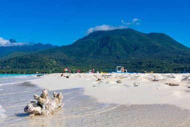 Beyaz kum, turkuaz su ve yeşil dağları olan güneşli tropikal bir ada, Camiguin, Filipinler 