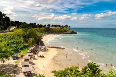 Filipinler 'de Thatched Huts ve Turkuaz Okyanusu ile Tropik Kumsal Manzarası