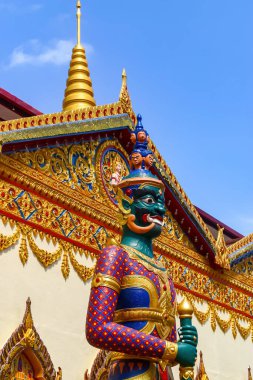 Acımasız Bakış: Kutsal Tapınak Kapıları 'nı koruyan Renkli bir Tanrı