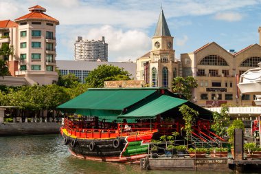 Singapur 'un nehir kıyısında renkli bir tekne.