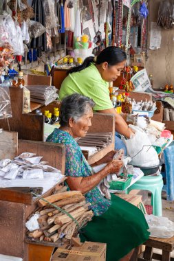 Yerel dükkanda çalışan kadınlar, Filipinli zenciler