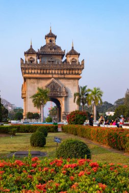 parlak çiçekler ve Patuxai Zafer Kapısı, Vientiane, Laos 'un kalbinde bulunan önemli bir savaş anıtı.. 