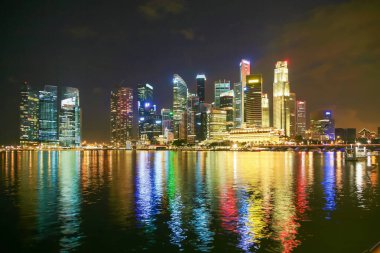 Singapur 'un gökyüzü geceleri suyu yansıtıyor