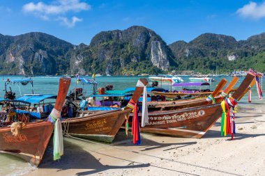 Phi Phi adası sahilinde geleneksel tekneler