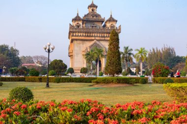 parlak çiçekler ve Patuxai Zafer Kapısı, Vientiane, Laos 'un kalbinde bulunan önemli bir savaş anıtı.. 
