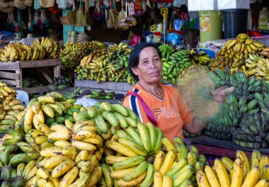 Açık hava pazarı - Taze ürün satan satıcılar, Leyte, Filipinler