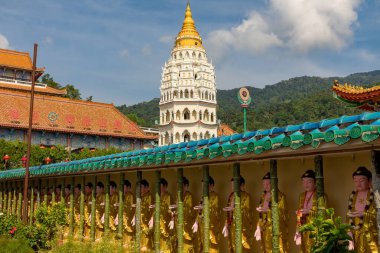 Bir İnanç Kulesi Ejderha Dağı Tapınağı 'nın Altın Tacı