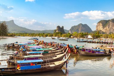 Kayalık kayalıkları ve uzun kuyruklu tekneleri olan Hint Okyanusu. Manzaralı Tayland yengeci 