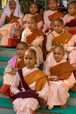 Keşiş Olmak: Altın Kaftanlı Geçiş Anı