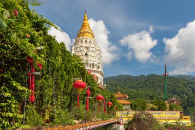 Bir İnanç Kulesi Ejderha Dağı Tapınağı 'nın Altın Tacı