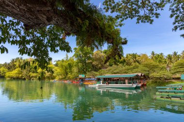 Bohol, Filipinler - 19 Nisan 2018 Loboc nehrinde yüzen restoranlar.