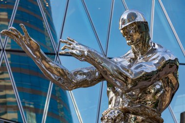 Bulutların üstünde paslanmaz çelik heykel, Hong Kong